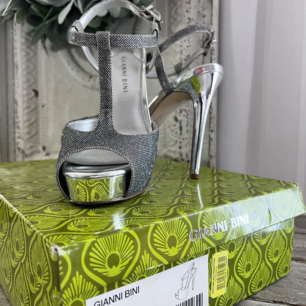 Gianni Bini Metallic Silver Platform Heels. - Picture 3 of 11